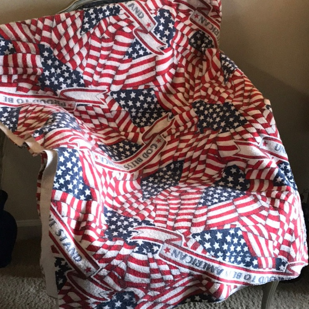 Nice big Americana blanket !   Size 65x 80!